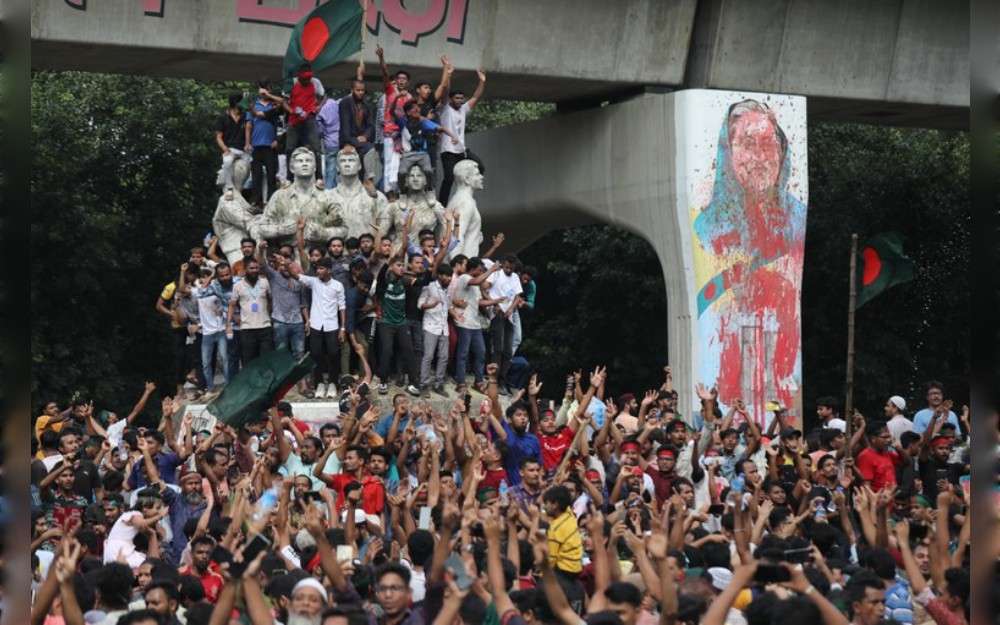 Bangladeshi demonstrators celebrate in front of the Raju Sculpture at Dhaka University following the fall of Sheikh Hasina’s Awami League government, Aug. 5, 2024.Credit:Md. Hasan/BenarNews